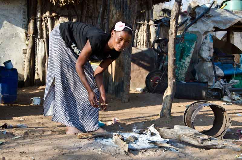 04 - Namibia - Tsintsabis - mujer Bosquimana cocinando